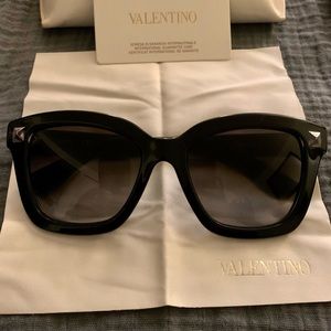 ✨Valentino V699s Sunglasses✨